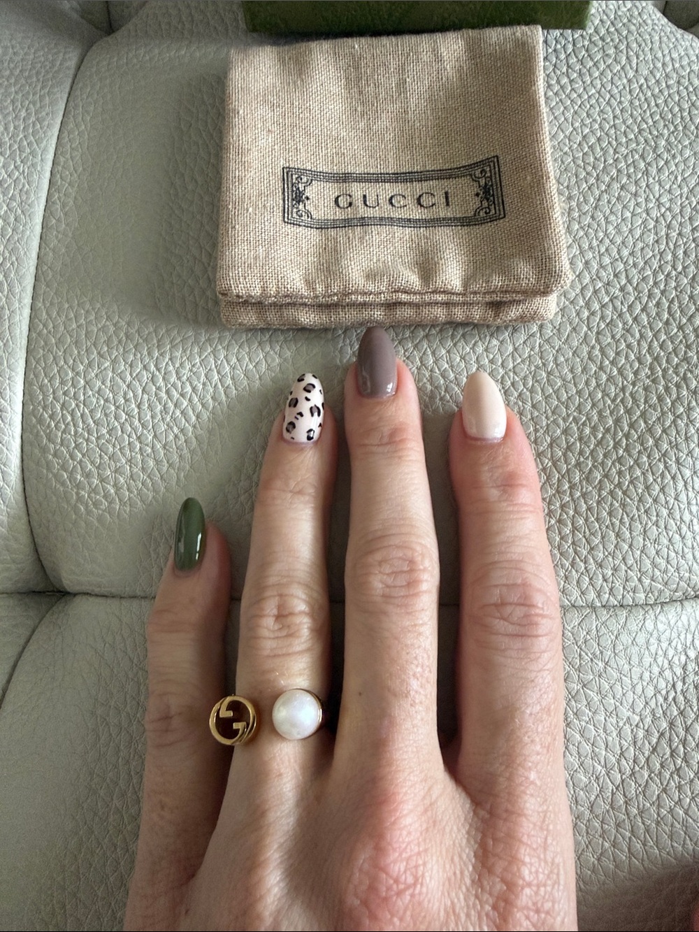 Gucci Blondie Gold Tone Pearl Double-Emblem Ring - Gold & White - Picture 3 of 5